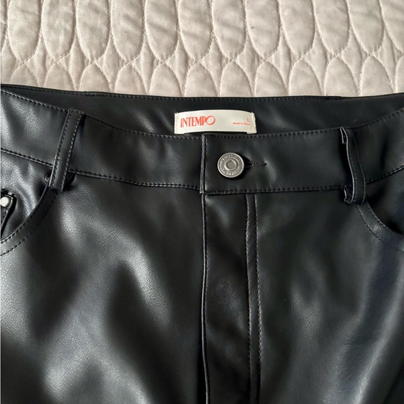 Chic Black Faux Leather Pencil Skirt with Pocket - Picture 2 of 3